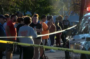 Transeúntes frente al lugar donde ocurrió un tiroteo en Erie, Pensilvania.