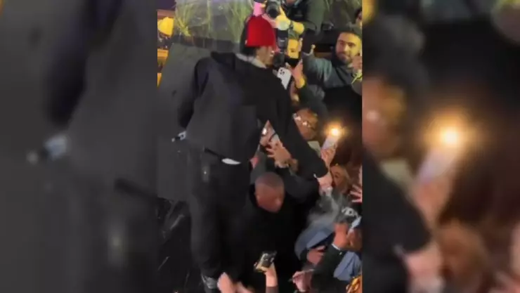VIDEO_ ¿Peso Pluma agrede a una fan en pleno concierto