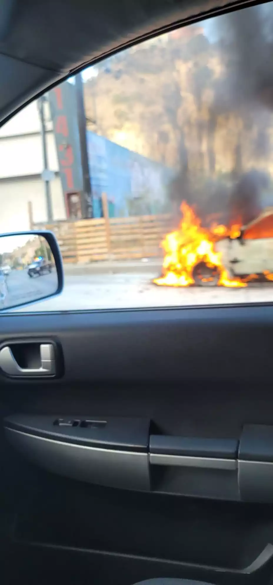  Calle en llamas: Auto se incendia sobre el Periférico 