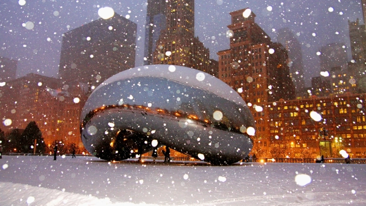 Nieve cae sobre The Bean en Chicago, Illinois