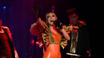 No obstante, Lola Cortés tuvo una observación más crítica, señalando que le faltó un poco de rock y que Mar tuvo problemas con el aire en varias partes de la canción. A pesar de estas críticas, Lola Cortés confía en que Mar Lara tiene el potencial para ofrecer una mejor actuación en el futuro.