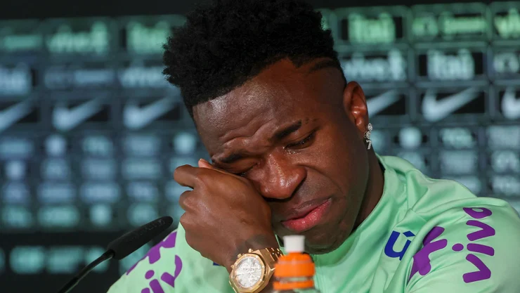 Vinícius rompe en llanto