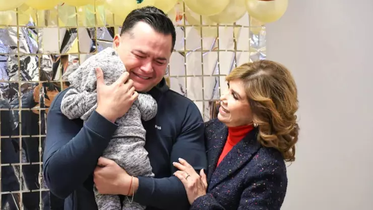 Hombre se convierte en el primer padre soltero en adoptar en México