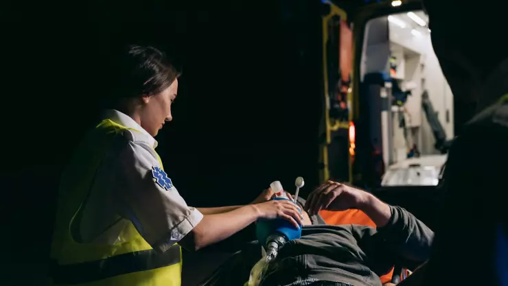 ¡Accidente vial en Tlaquepaque! Conductor en presunto estado de ebriedad vuelca y se da a la fuga