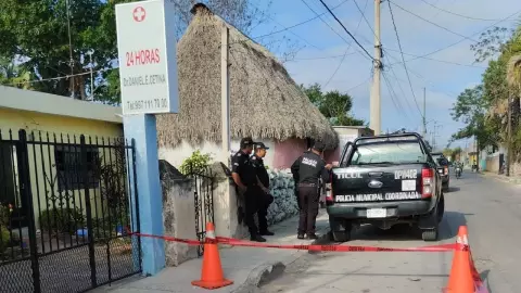 Tiran cráneo humano en la vía pública, en Yucatán