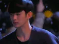 En esa compra, en esa broma, en ese silencio compartido, late una verdad no dicha: Min-joon siente. Lo hace con cada fibra, aunque su corazón de cometa intente pasar desapercibido.