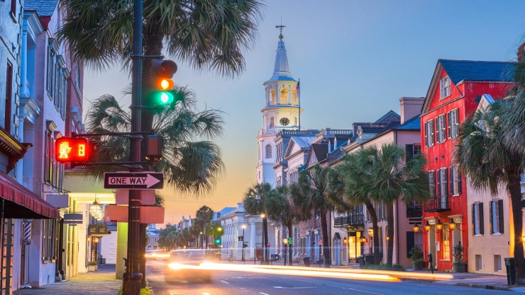 una vista de las hermosas y pintorescas calles de Charleston.