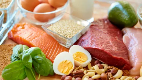 Alimentos proteicos como el huevo, carne, pescado, legumbres
