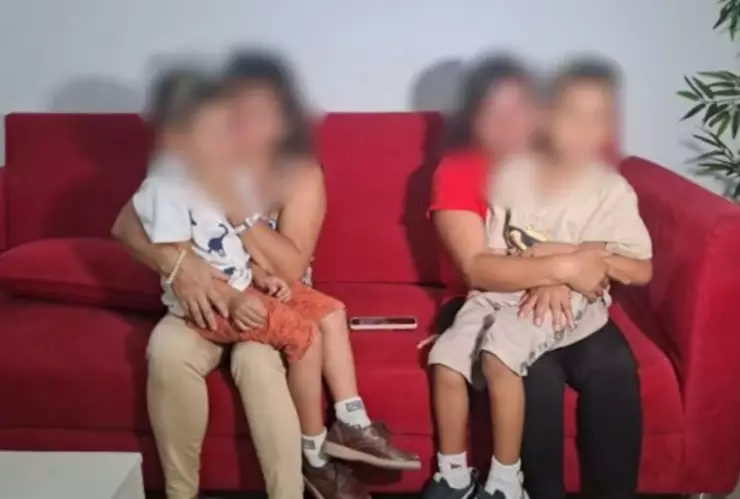 Dos madres intercambian a sus hijos después de 6 años tras ser confundidos al nacer.