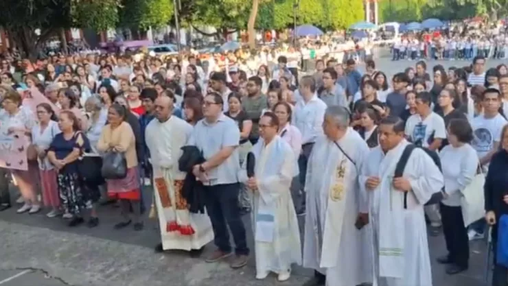 Concluyó entre ORACIONES y LÁGRIMAS la misa multitudinaria por el novenario del exalcalde de Uruapan, Carlos Manzo.jpg