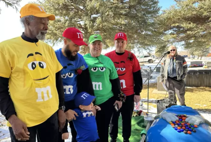 Abuelita sorprende a familia con ataúd de M&M’s, ¡Así fue su funeral!