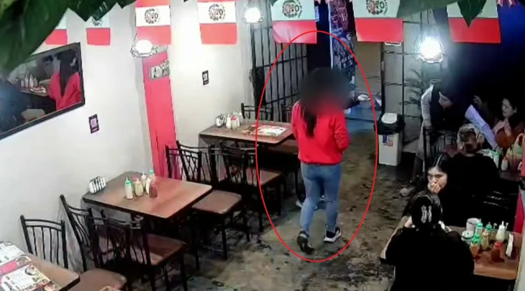 Imagen de cámara de vigilancia durante atraco en Perú.