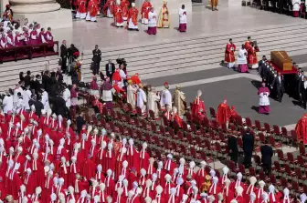 Féretro del papa Francisco llega a la Plaza de San Pedro del Vaticano para su funeral.jpg
