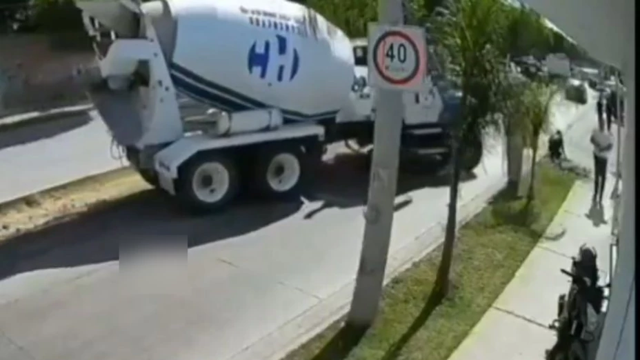 Revolvedora atropella y mata a joven en León