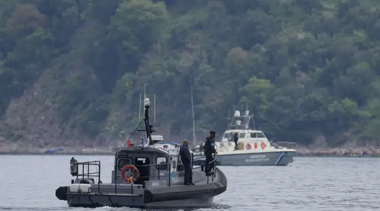 Guardia Costera griega busca sobrevivientes de un naufragio.