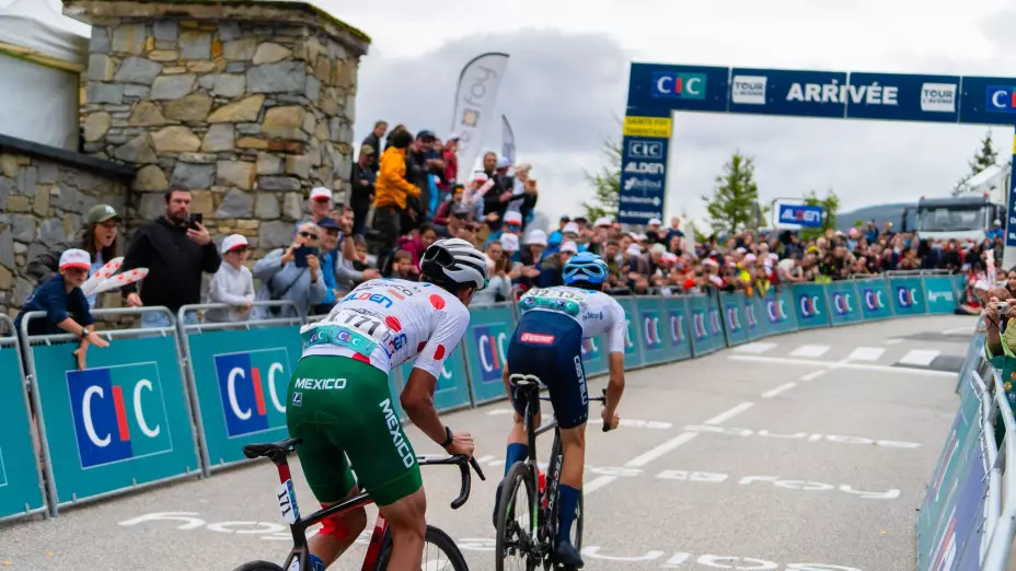 Isaac del Toro a punto de terminar la novena etapa del Tour de l’Avenir en Francia