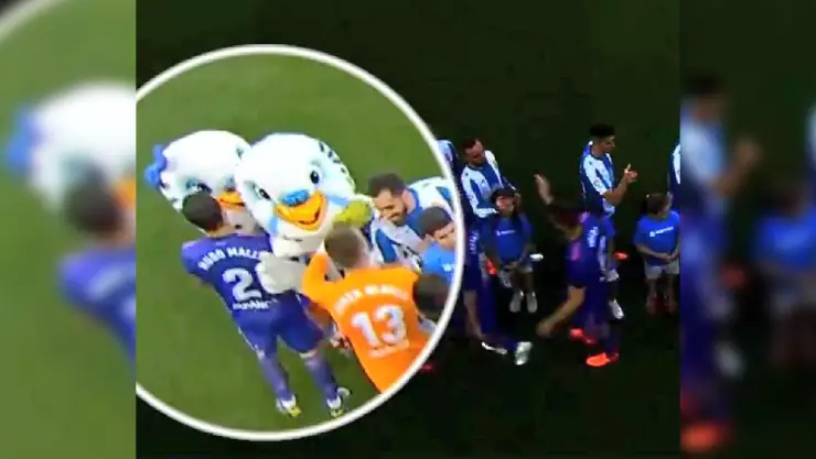 Hugo Mallo y la botarga del Espanyol