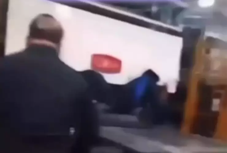 Trabajadores mueren prensados por maquinaria pesada.