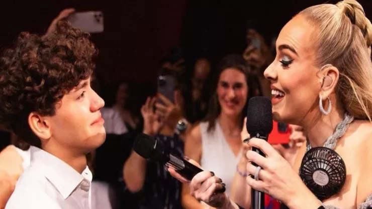 La cantante británica Adele sorprendió a un fan mexicano al cantarle las mañanitas