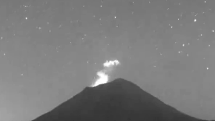 Captan salida de incandescencia del volcán Popocatépetl hoy 11 de mayo de 2024