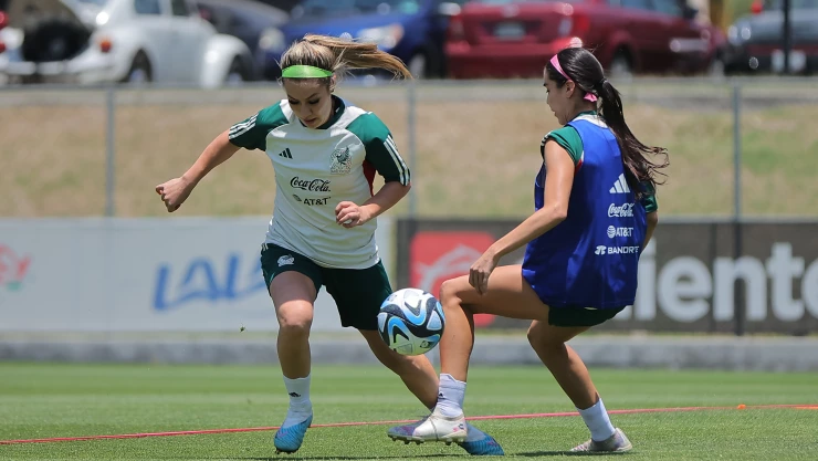 Karol Bernal y Greta Espinoza en entrenamiento con México Femenil.jpg