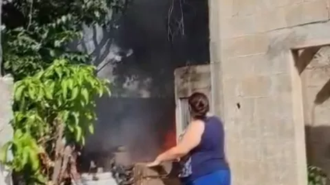 Reportan fuerte incendio en vivienda de Mérida por quema de basura