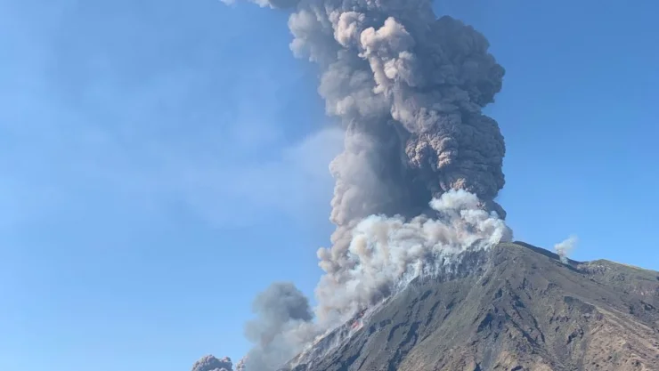 Volcán Estrómboli registra fuerte explosión y causa pánico