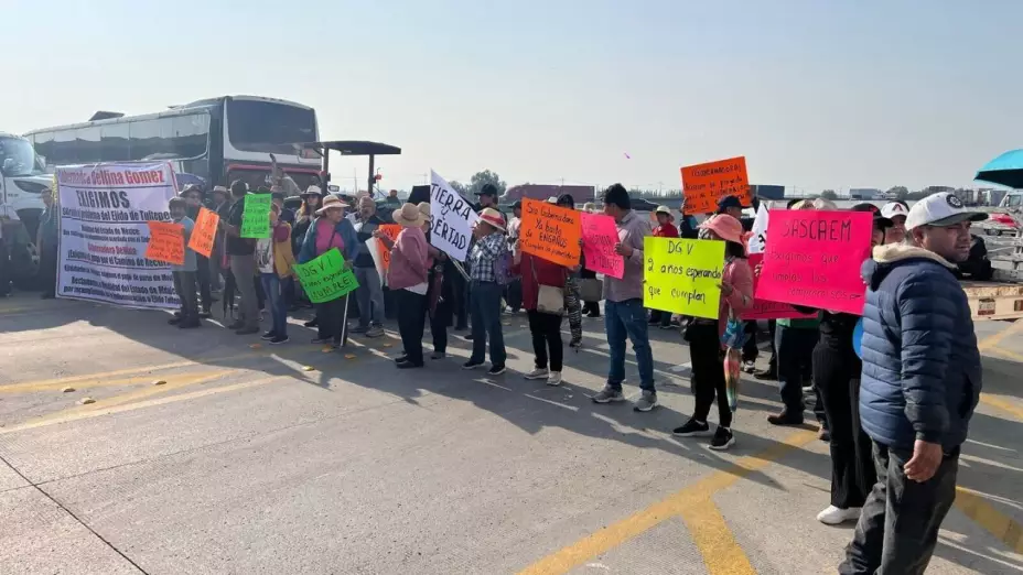 Ejidatarios bloquean Circuito Exterior Mexiquense; afectaciones en caseta Tultepec