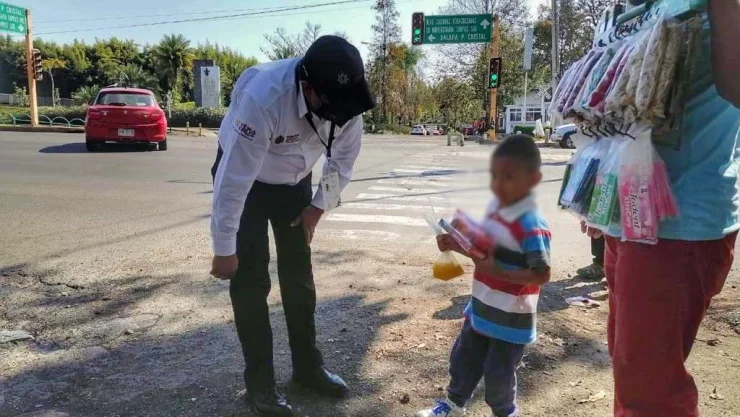 Policías ayudan a los Reyes Magos y regalan juguetes a niños de escasos recursos