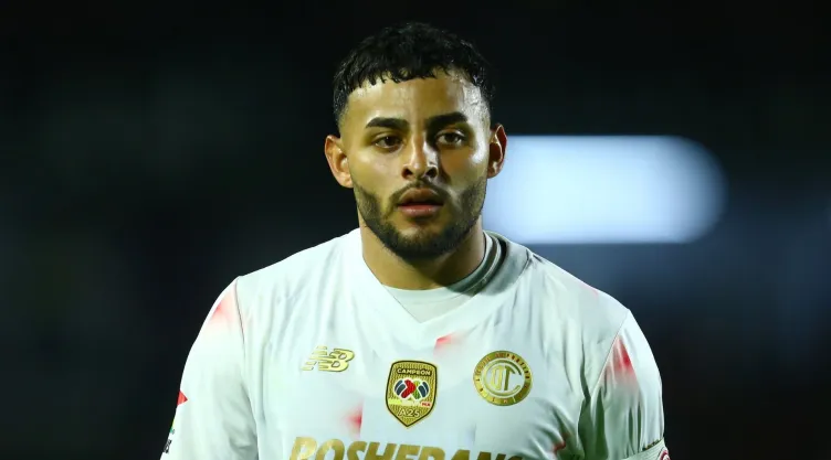 El jugador de la Selección Mexicana Alexis Vega usa una bolsa de más de 50 mil pesos