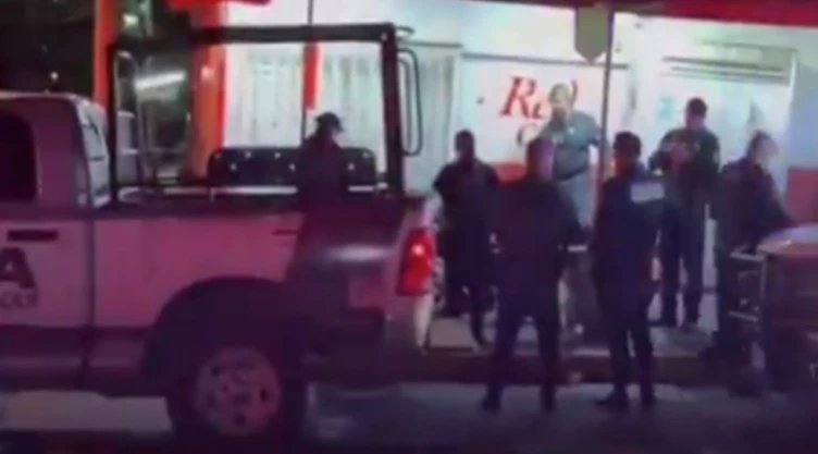 Fuerzas de seguridad acudieron a dos escenarios de agresión nocturna para resguardar las zonas y atender a los heridos.