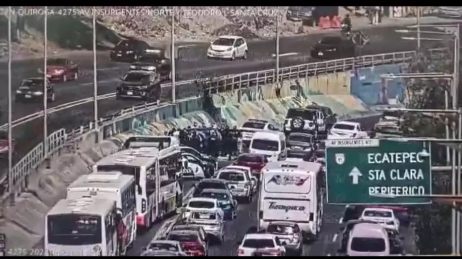 Para evitar accidentes, una patrulla de la Secretaría de Seguridad Ciudadana de la CDMX se colocó atrás del vehículo afectado.