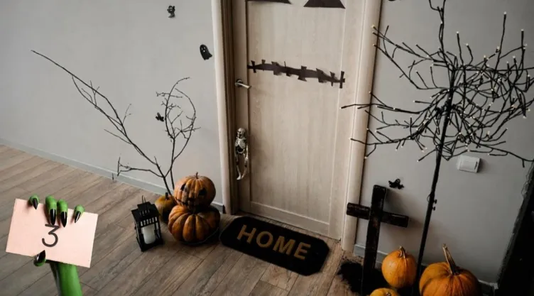 Ideas DIY 3 propuestas económicas para crear monstruos de cartón para tu puerta en Halloween.jpg