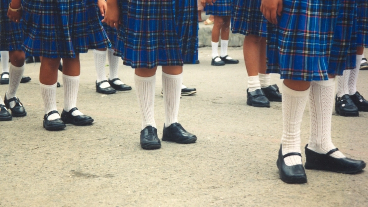 Autoridades abren opción para que niñas usen falda o pantalón en uniforme