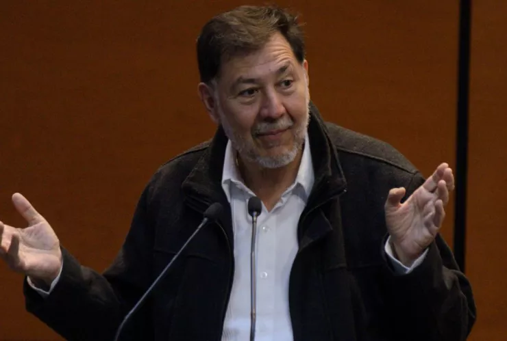 Noroña hablando frente a micrófono