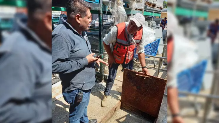 Clausura autoridades municipales establecimiento de autoservicio por verter aguas residuales en vía pública.jpg