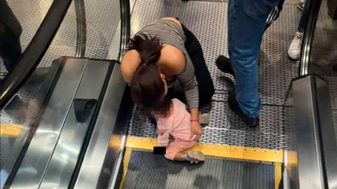 menor atorada escaleras eléctricas