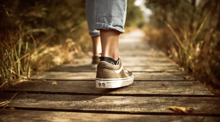 ¿Qué significa que una persona camine arrastrando los pies?