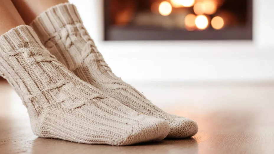 Los calcetines de lana mantienen los pies calientes y cómodos, perfectos para combatir el frío.