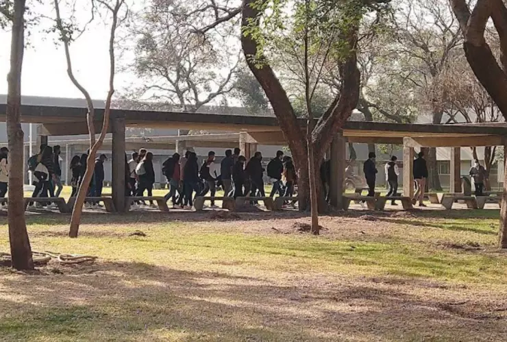 Alumnos de UPIICSA son desalojados por fuga de gas