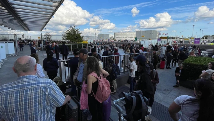 Evacuación en aeropuerto de Londres hoy 8 de septiembre de 2025.jpg