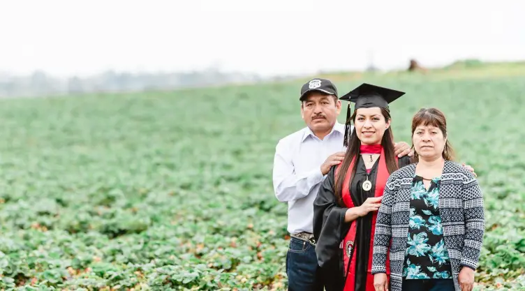 Migrante se gradúa y lo celebra con fotos al lado de sus padres campesinos