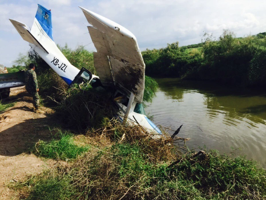 SINALOA, 17SEPTIEMBRE2015.- La Subprocuraduría Especializada en Investigación de Delincuencia Organizada (SIEDO) aseguró más de media tonelada de metanfetamina, marihuana, goma de opio, vehículos y armas de fuego de grueso calibre tras el despliegue de un operativo que inició en una pista clandestina en el estado de Sinaloa con motivo del accidente de una aeronave; ahí elementos de la Marina Armada de México detuvieron a dos personas vinculadas a una organización delictiva dedicada al trasiego de droga en el Pacifico mexicano.
FOTO: PGR /CUARTOSCURO.COM