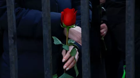 Alexei Navalny funeral miles acuden funeral reuters