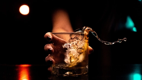 Hombres-se-sienten-atraídos-por-otros-hombres-cuando -beben-alcohol-estudio
