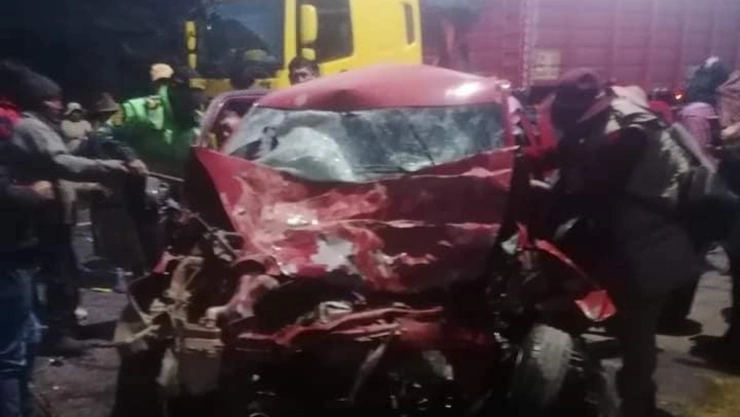 Mueren recién casado al chocar contra tráiler.