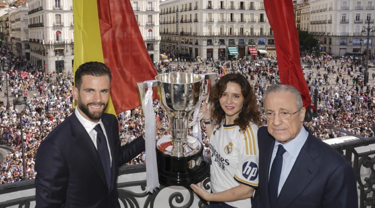 Nacho y Florentino Pérez con el trofeo de LaLiga