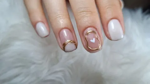 Estas son las uñas milky white en tendencia para este verano