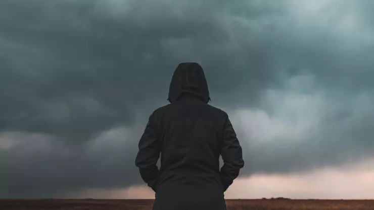 Persona con clima nublado