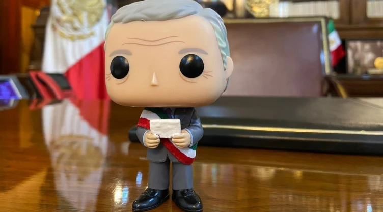 Beatriz Gutiérrez Müller presume muñeco de AMLO por 4 años de gobierno